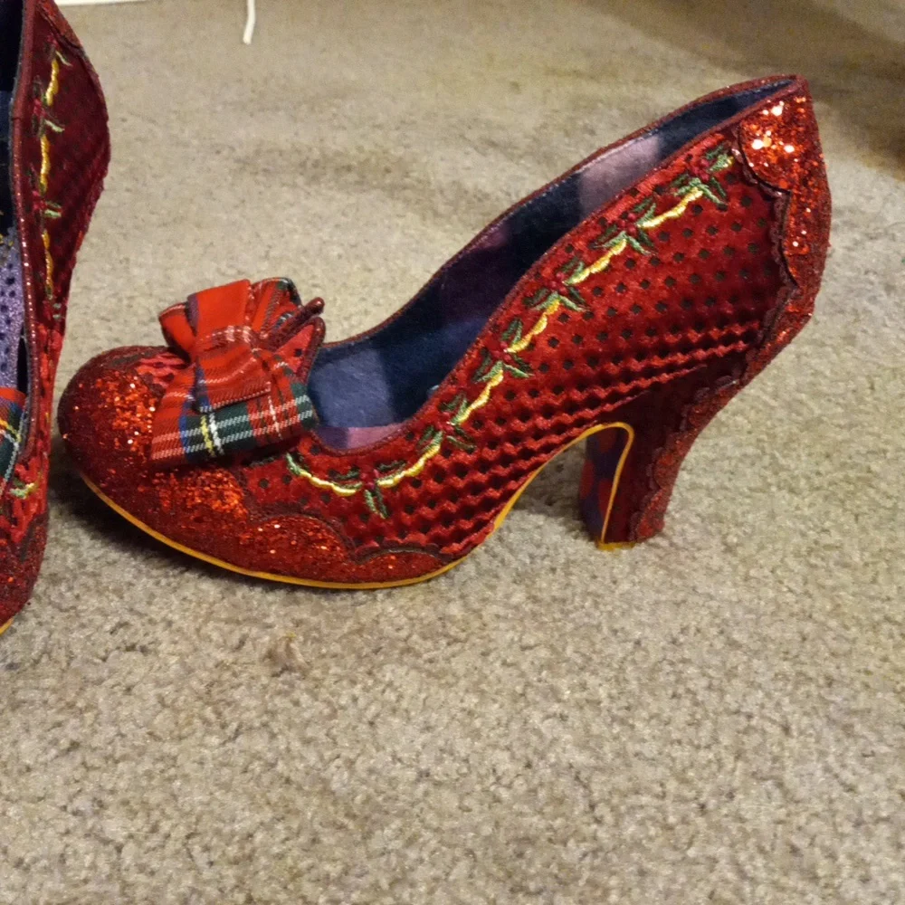 New WRAPPED UP PRETTY red glitter Embroidered Christmas Heels, Size 37, US 7 - Picture 4 of 12